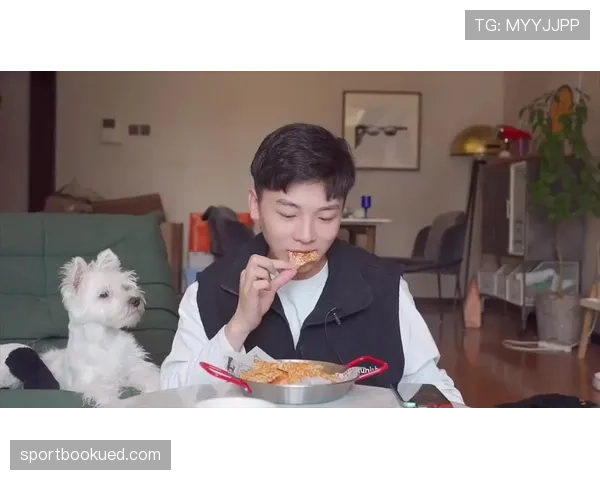 崔家溪训练完直接啃生鸡胸肉,这自律看得我手里的薯片不香了